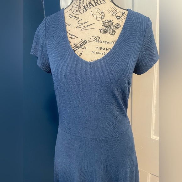 FREE w/ Purchase Trixxi Clothing Company - Blue Short-Sleeve V-Neck Dress | M - Picture 2 of 8